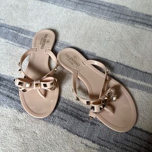 NWOT Valentino Garavani Size 38 Rubber Rockstud Thong Poudre